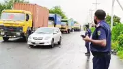 বাস উল্টে শিশু-নারীসহ আহত ৮, ঢাকা-চট্টগ্রাম মহাসড়কে তীব্র যানজট