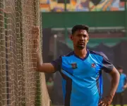 মোস্তাফিজের ৪ উইকেটে আবাহনীর জয়, শিরোপা লড়াই জমে উঠল