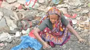 আগুনে পুড়ে যাওয়া ঘরের কয়লা কুড়িয়ে আয় করছেন বস্তিবাসী