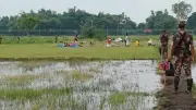 শূন্যরেখায় ৫৯ ঘণ্টা ধরে আটকে ১০ নারী-পুরুষ-শিশু