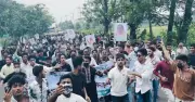 কুমিল্লায় ছাত্রলীগের মিছিলে ধাওয়া দিয়ে ৪৫ জনকে পুলিশে দিল ছাত্রদল