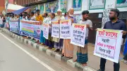 নৌপথে চাঁদাবাজি বন্ধের দাবিতে জাহাজ শ্রমিকদের মানববন্ধন