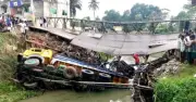 গোপালগঞ্জে বেইলি ব্রিজ ভেঙে ট্রাক খালে, আহত ৪