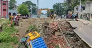 গোপালগঞ্জে বেইলি সেতু ভেঙে ট্রাক খালে, যান চলাচল বন্ধ