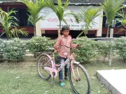 সাইকেল পেয়ে অনিকের পড়াশোনায় নতুন প্রাণ, বাড়ি থেকে স্কুল ৭ কিমি পথ ছিল বাধা