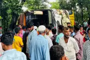 লোহাগাড়ায় পিকনিক বাস উল্টে ১৫ যাত্রী আহত