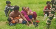 কুড়িগ্রামে শূন্যরেখা থেকে দম্পতি ও শিশুদের সরিয়ে নেওয়া
