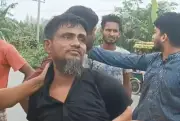 পলাশে বৃদ্ধকে ঝোপে ফেলে পালানোর সময় মাইক্রোবাসচালক গণপিটুনিতে আটক