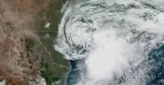 যুক্তরাষ্ট্রে আঘাত হেনেছে প্রথম ক্রান্তীয় ঘূর্ণিঝড় 'আর্থার'
