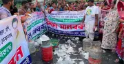 চট্টগ্রামে চাঁদাবাজির প্রতিবাদে সড়কে মাছ-বরফ ছিটিয়ে বিক্ষোভ জেলেদের