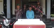 ভারতে পাচারকালে যশোরে ২ কোটি ২১ লাখ টাকার স্বর্ণের বারসহ পাচারকারী আটক