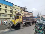 চট্টগ্রামে কঙ্করবাহী ট্রাকের ধাক্কায় উড়ালসড়কে যানজট, দুর্ভোগে নগরবাসী