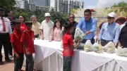 গুলশানে পথশিশু ও নিম্ন আয়ের মানুষের জন্য ফল উৎসব