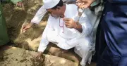 প্যারোলে মুক্তি পেয়ে হাতকড়া পরা অবস্থায় মায়ের জানাজায় অংশ নিলেন ব্রাহ্মণবাড়িয়ার স্বেচ্ছাসেবক লীগ নেতা
