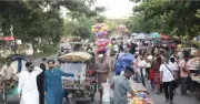 ফুটপাতের রাজনীতি: ভাসমান ব্যবসায়ীদের নিবন্ধন কি সত্যিই সমাধান?