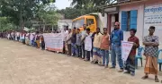কুষ্টিয়ায় ট্রাকচালকদের কাছ থেকে চাঁদা দাবি ও হামলার প্রতিবাদে মানববন্ধন