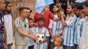 পলিথিনের পতাকা বানানো শিশুকে আর্জেন্টিনা ফ্যান ক্লাবের উপহার