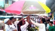 আখাউড়ায় হকারদের ছাতা দিলেন মেয়র প্রার্থী সালাউদ্দিন