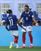 এমবাপ্পের জোড়া গোলে ফ্রান্সের সুইডেনকে ৩-০ গোলে হারিয়ে শেষ ষোলোয় উত্থান