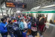 মেট্রোরেলে রাতের ভিড় বাড়ায় সময় বাড়ানোর চিন্তা