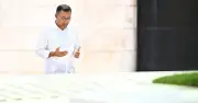 দেশে ফিরে বাবা-মায়ের কবর জিয়ারত করলেন প্রধানমন্ত্রী তারেক রহমান