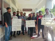 রাবিতে উপস্থিতি সংকটে ১১ শিক্ষার্থীকে পরীক্ষায় বসতে না দেওয়ার প্রতিবাদে তালাবদ্ধ বিভাগের ফটক