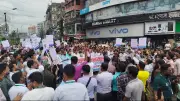 চাকরিচ্যুত ৫ ব্যাংকের কর্মীদের ১০ দফা দাবিতে চট্টগ্রামে মানববন্ধন