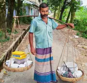 ৩০ বছর ধরে পায়ে হেঁটে গ্রামে গ্রামে মিষ্টি বিক্রি করছেন সমীর চন্দ্র ঘোষ