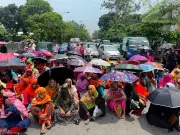 তেজগাঁওয়ে বকেয়া বেতনের দাবিতে সড়ক অবরোধ পোশাকশ্রমিকদের