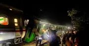 গৌরীপুরে বিজয় এক্সপ্রেসের তিন বগি লাইনচ্যুত, ৭ ঘণ্টা পরও রেল চলাচল বন্ধ