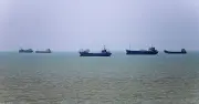 সৌদির তিনটি বড় তেল ট্যাংকার হরমুজ প্রণালী অতিক্রম করেছে