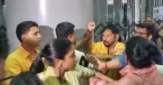 কলকাতা বিমানবন্দরে তৃণমূল-বিজেপি সংঘর্ষ, ডিম ছোড়ার অভিযোগ
