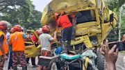 মিরসরাইয়ে ট্রাক-লরি সংঘর্ষে চালক আটকা, ফায়ার সার্ভিসের উদ্ধার