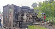 রাজারহাটে ট্রাক উল্টে রেললাইন স্থানচ্যুত, যোগাযোগ বন্ধ