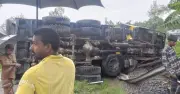 কুড়িগ্রামে বালুবোঝাই ট্রাক উল্টে রেল যোগাযোগ বন্ধ, শতাধিক যাত্রী দুর্ভোগ