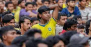 ঢাকা বিশ্ববিদ্যালয়ের টিএসসিতে ঝুঁকিপূর্ণ গাছের নিচে বিশ্বকাপ ফুটবল দেখছেন দর্শকরা