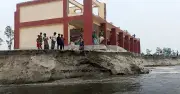 সিরাজগঞ্জে যমুনার ভয়াবহ ভাঙন: বসতবাড়ি, মসজিদ, কবর নদীগর্ভে