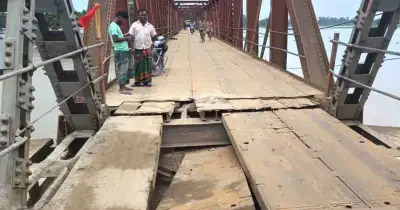 কুড়িগ্রামে ১৪০ বছরের পুরনো সেতুর পাটাতন ভেঙে যানবাহন চলাচল বন্ধ