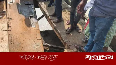 কুড়িগ্রামে ১৪০ বছরের পুরনো সেতুর পাটাতন ভেঙে ভারি যান চলাচল বন্ধ