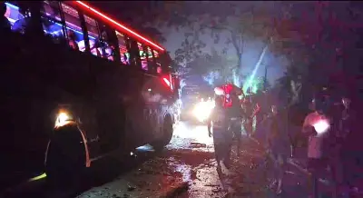 ফরিদপুরে বাস-ট্রাকে আগুন, নিহত ৫, মহাসড়ক অবরোধ