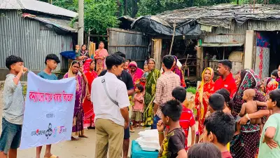 চকরিয়ায় বন্যাকবলিতদের মাঝে বন্ধুসভার খাবার বিতরণ