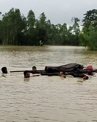 বন্যায় ভেলায় করে লাশ ভাসিয়ে নিয়ে গিয়ে দাফন, সাতকানিয়ায় এক ব্যক্তির মৃত্যু