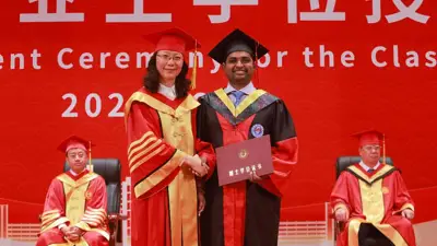 চীনে গ্র্যাজুয়েশন সিজন: নয় বছর ধরে দেখা এক অনন্য শিক্ষা-উৎসবের গল্প