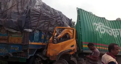 বগুড়ায় সড়ক দুর্ঘটনায় কুরিয়ার ভ্যান চালক নিহত