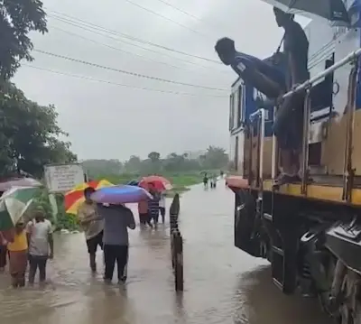 পানিতে আটকে যাওয়া কক্সবাজারগামী ট্রেনে এক হাজার যাত্রী