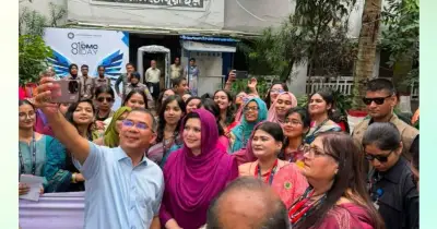 ঢামেকের ৮০ বছর পূর্তি: সাবেক ছাত্রী জুবাইদা রহমানের আগমনে শিক্ষার্থীদের সেলফি উৎসব