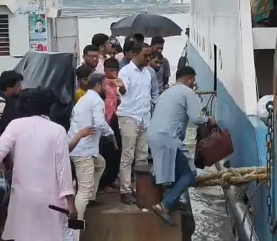 সংসদ সদস্যকে নিতে ফেরি ফিরিয়ে আনার অভিযোগ, যাত্রীদের ক্ষোভ