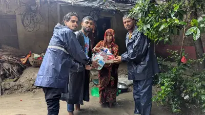 বাঁশখালীতে বন্যার্ত ৫০ পরিবারকে ত্রাণ দিল প্রথম আলো বন্ধুসভা