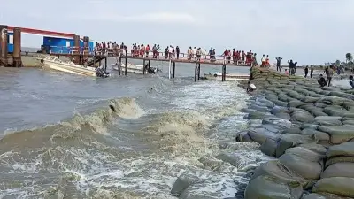 হাতিয়ার সঙ্গে সারাদেশের নৌ চলাচল বন্ধ, যাত্রীদের ভোগান্তি