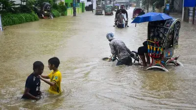 টানা বর্ষণে চট্টগ্রাম নগরী জলাবদ্ধ, ৭ উপজেলায় বন্যার অবনতি